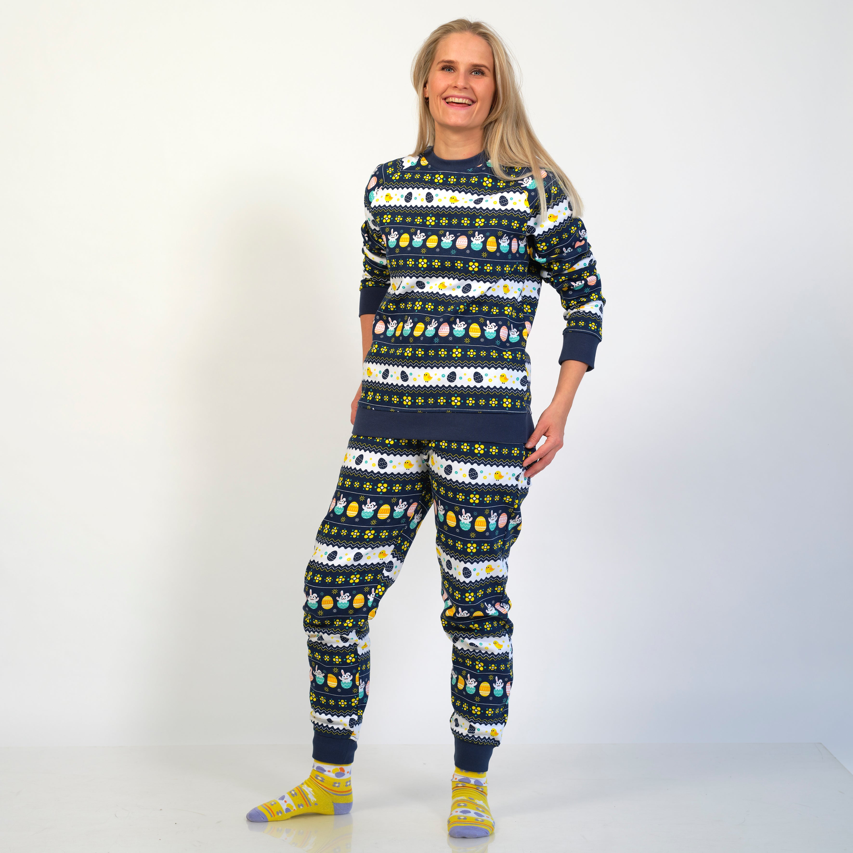 Ein Paar in einem gestreiften Osterpyjama.